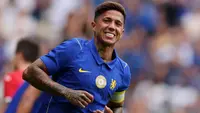 Gelandang Chelsea asal Argentina bernomor punggung 8, Enzo Fernandez, bereaksi setelah gagal mencetak gol dalam pertandingan persahabatan pramusim antara Chelsea dan Real Sociedad di Stamford Bridge, London, pada 15 Agustus 2026. (Adrian DENNIS/AFP)