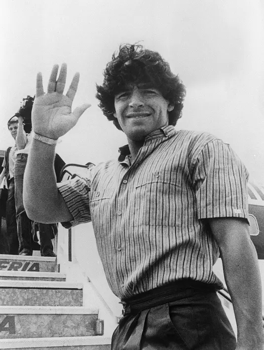 Pemain sepak bola Argentina Diego Maradona tiba dari Barcelona sebelum dipindahkan ke Napoli di Roma, Italia, 4 Juli 1984. Maradona telah dirawat di rumah sakit sejak awal November, beberapa hari setelah merayakan ulang tahunnya. (AFP)