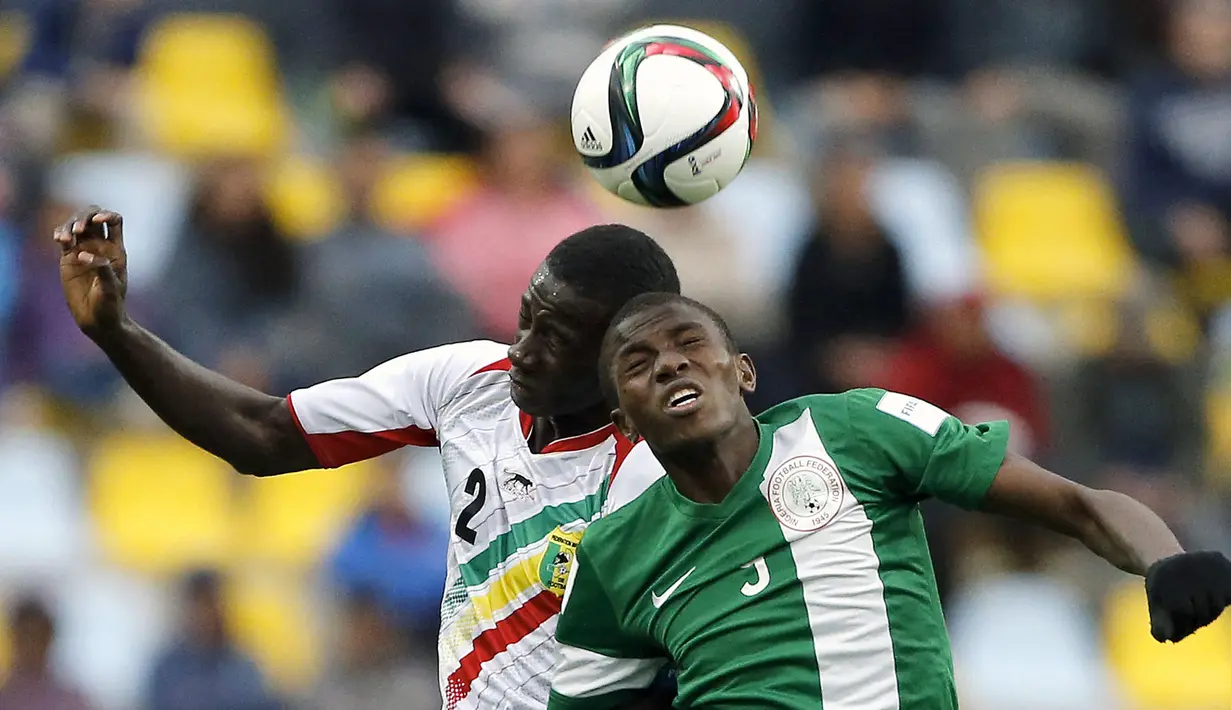 Pemain Nigeria, Victor Osimhen (kanan) berebut bola dengan pemain Mali, Abdoul Dante pada laga final Piala Dunia U-17 2015 di Sausalito Stadium, Vina del Mar, Chile, 8 November 2015. (AFP/Photosport/Anres Pina)