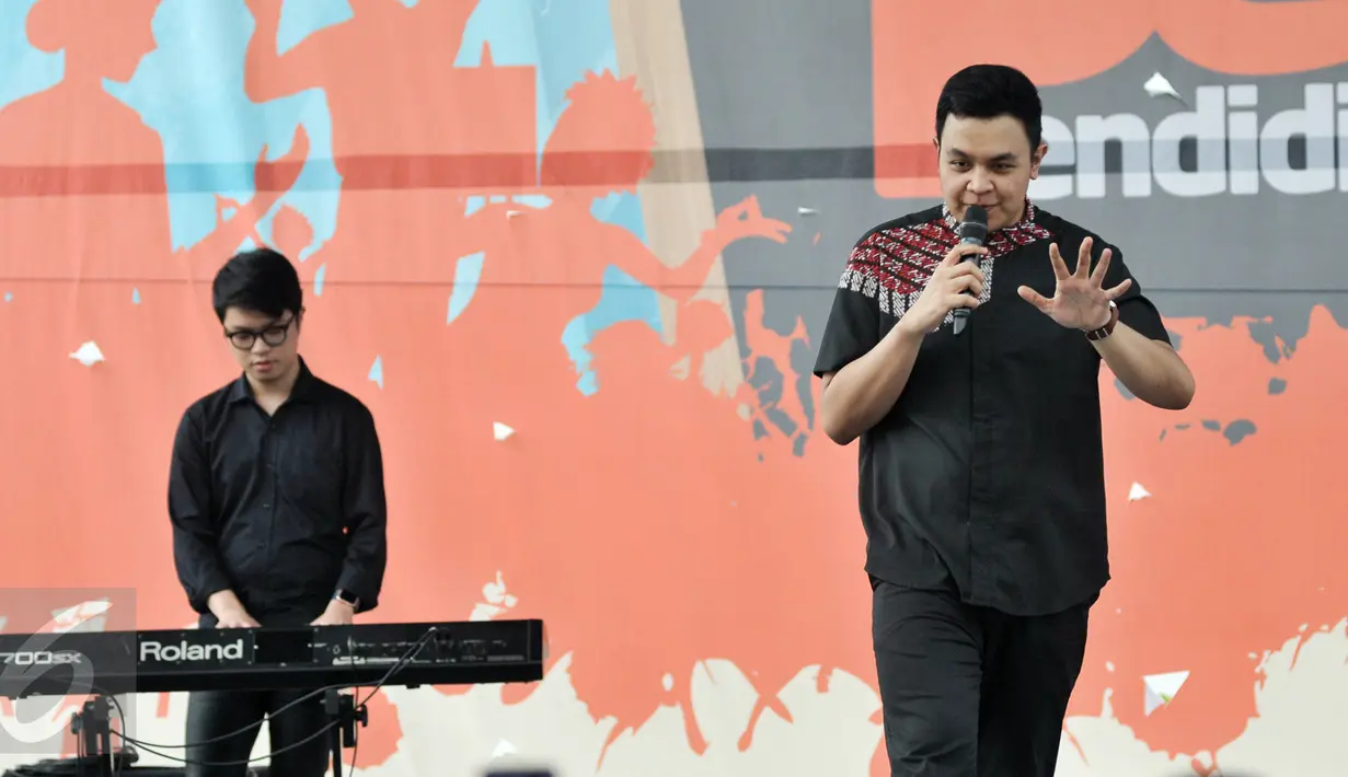 Penyanyi Tulus saat menghibur penonton di Pesta Pendidikan di RPTRA Kalijodo, Jakarta, Selasa (2/5). Tulus meriahkan Pesta Pendidikan dalam Peringatan hari pendidikan Nasional di RPTRA Kalijodo. (Liputan6.com/Yoppy Renato)