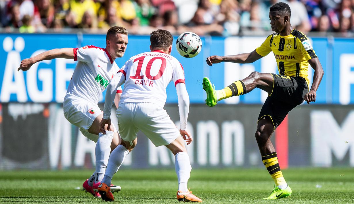 Gelandang Borussia Dortmund, Ousmane Dembele, melepaskan tendangan saat pertandingan melawan Augsburg pada laga Bundes Liga Jerman di Stadion WWK Arena, Jerman, (13/5/2017). (EPA/Chiritian Bruan)