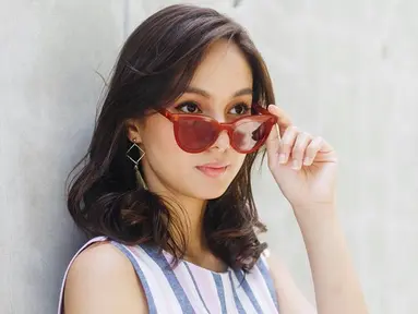 Salah satu fashion item yang sering dipakai oleh Nasya Marcella adalah kacamata. Selain melindungi dari sinar matahari, penampilan seleb kelahiran 9 Desember 1996 ini makin keren dengan kacamata.(Liputan6.com/IG/@nasyamarcella)