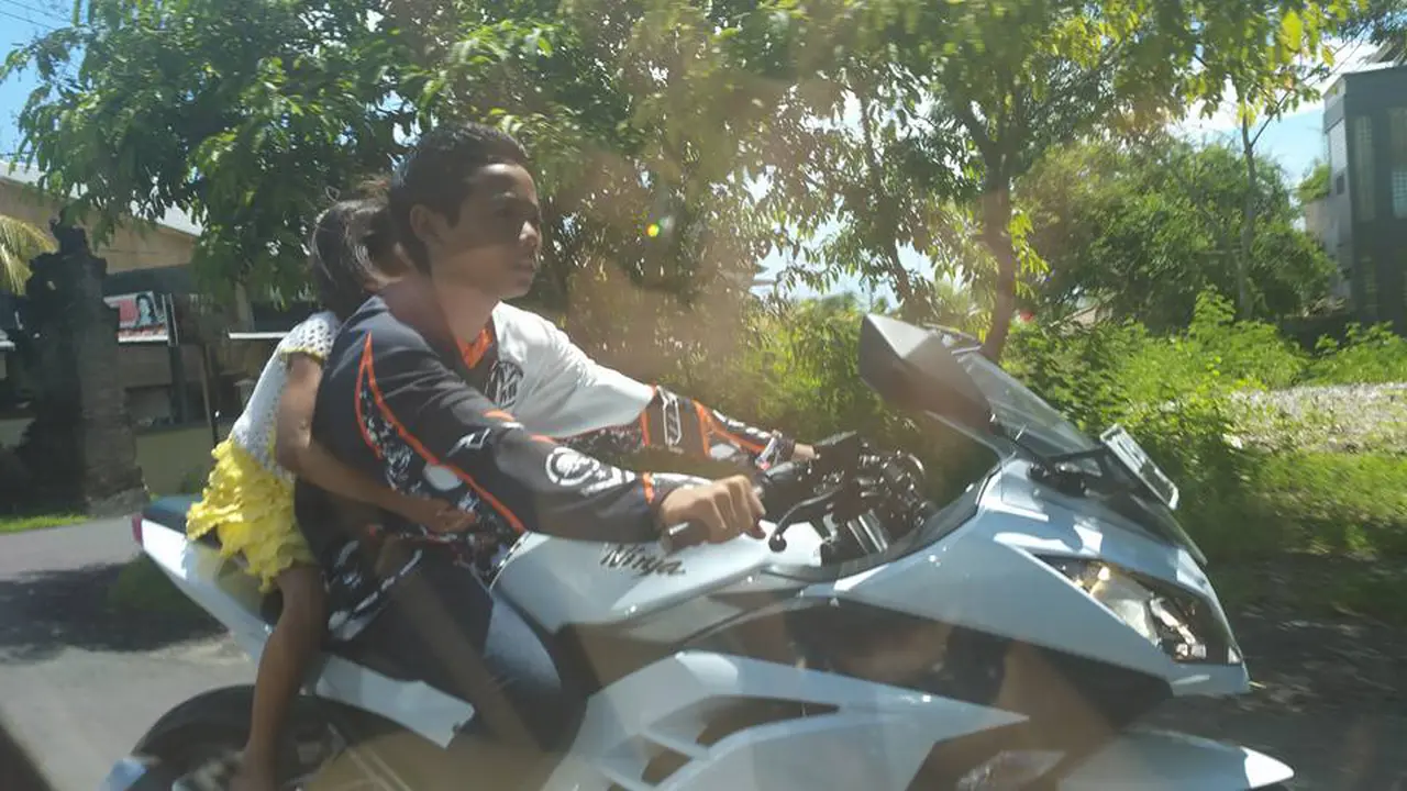 Mirip Sinetron, Bocah SD Cowok-Cewek Pelukan Naik Motor Ninja