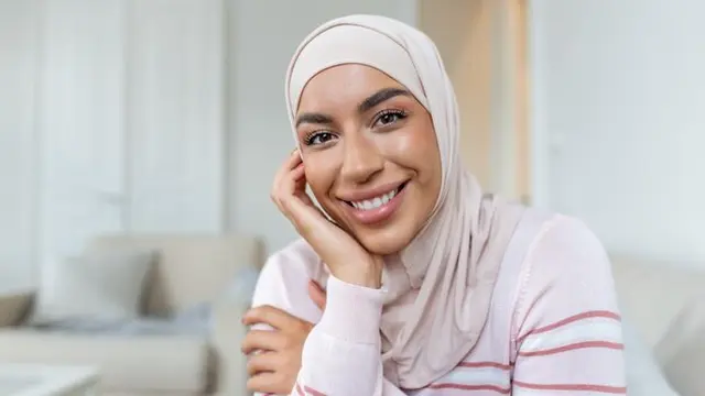 Ilustrasi muslimah senyum, Islami