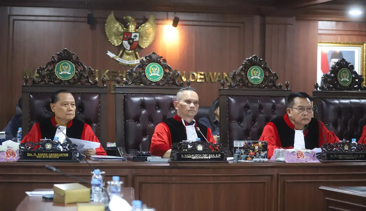 Ketua MKD DPR Nazaruddin Dek Gam (tengah) didampingi pimpinan lain saat memimpin sidang pembacaan pembacaan putusan kasus dugaan pelanggaran kode etik di Mahkamah Kehormatan Dewan (MKD), Kompleks Parlemen, Senayan, Jakarta, Rabu (5/11/2025). Dalam amar putusan yang dibacakan Wakil Ketua MKD, Adang Daradjatun dalam persidangan dugaan pelanggaran etik, secara umum, Adang mengatakan keputusan Mahkamah Partai Politik masing-masing teradu itu sudah tepat yakni menonaktifkan kelimanya dari keanggotaan DPR. (merdeka.com/Arie Basuki)