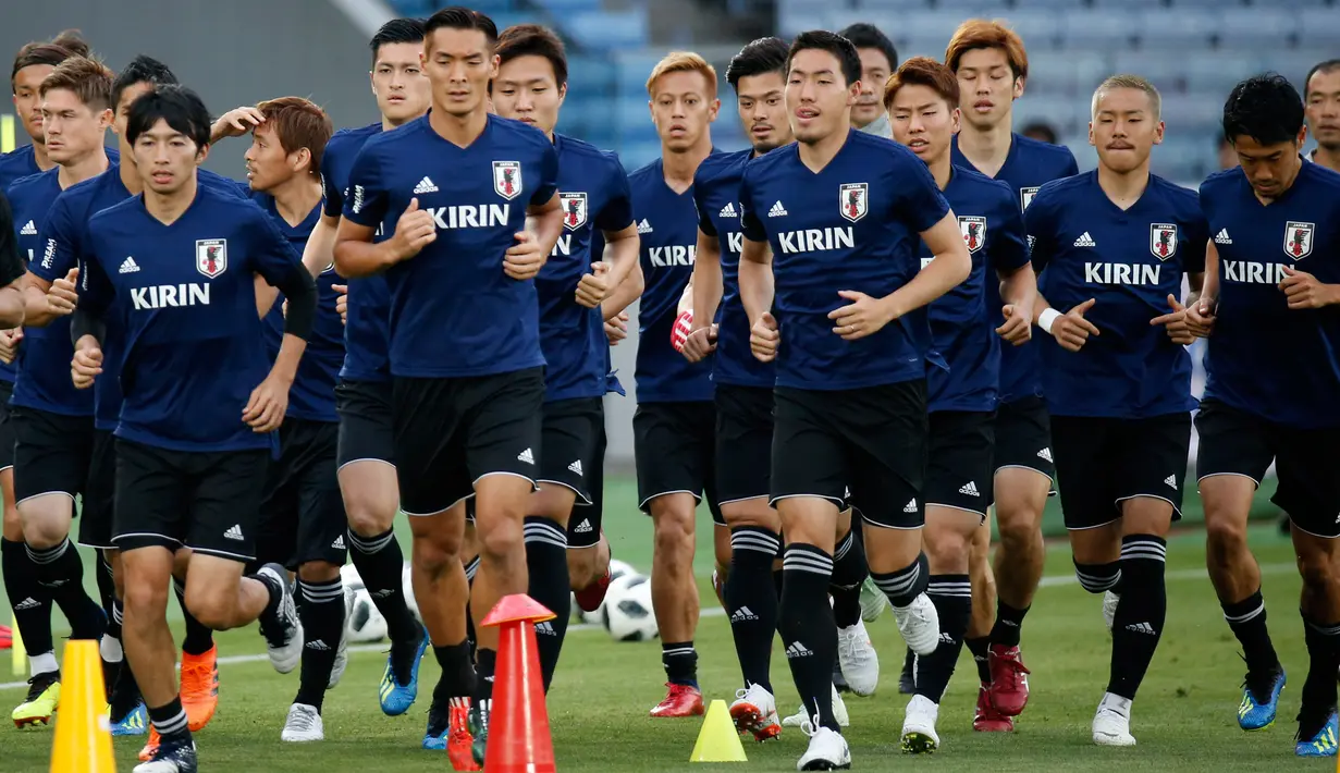 Para pemain Jepang melakukan pemanasan saat sesi latihan di Yokohama, Jepang,  (29/5). Jepang akan menghadapi Ghana pada pertandingan persahabatana jelang bertanding di Piala Dunia 2018.  (AP Photo / Shuji Kajiyama)
