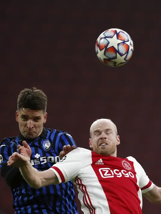 Gelandang Ajax, Davy Klaassen berebut bola udara dengan bek Atlanta, Berat Djimsiti pada pertandingan Grup D Liga Champions di Johan Cruyff ArenA di Amsterdam, Belanda, Kamis (10/12/2020). Atalanta memenangkan pertandingan 1-0.  (AP Photo/Peter Dejong)