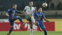 Pemain Persib Bandung, Kim Jefri Kurniawan (kiri) dan Purwaka (kanan) berebut bola dengan pemain PS TNI, Sansan Husaeni pada lanjutan Liga 1 2017 di Stadion Si Jalak Harupat, Sabtu (05/8/2017). Persib menang 3-1. (Bola.com/Nicklas Hanoatubun)