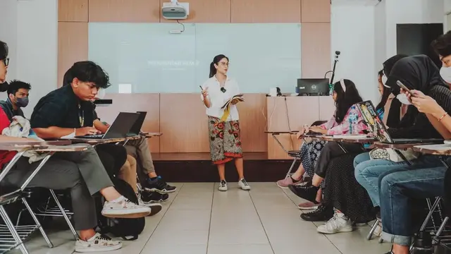 Dian Sastrowardoyo saat menjadi dosen di Vokasi Universitas Indonesia. (Foto: Instagram/therealdisastr)