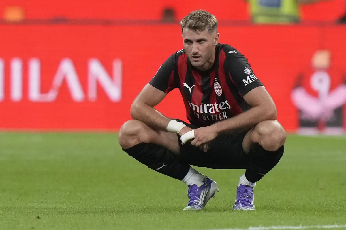 Ekspresi Santiago Gimenez usai AC Milan dikalahkan Cremonese di pekan pertama Serie A 2025/2026 di San Siro, Minggu (24/08/2025). (AP Photo/Luca Bruno)
