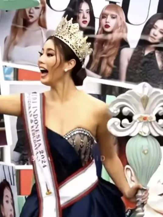 Puteri Indonesia Jawa Timur yang juga Miss Charms Indonesia 2024, Melati Tedja, juga memesona dengan gaun hitam dan mahkotanya. [Foto: Instagram/ Jember Fashion Carnaval]