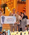 Direktur Utama BNI Putrama Wahju Setyawan menyerahkan langsung hadiah utama berupa Mercedes-Benz E300 kepada pemenang undian. [Anisha/Fimela]