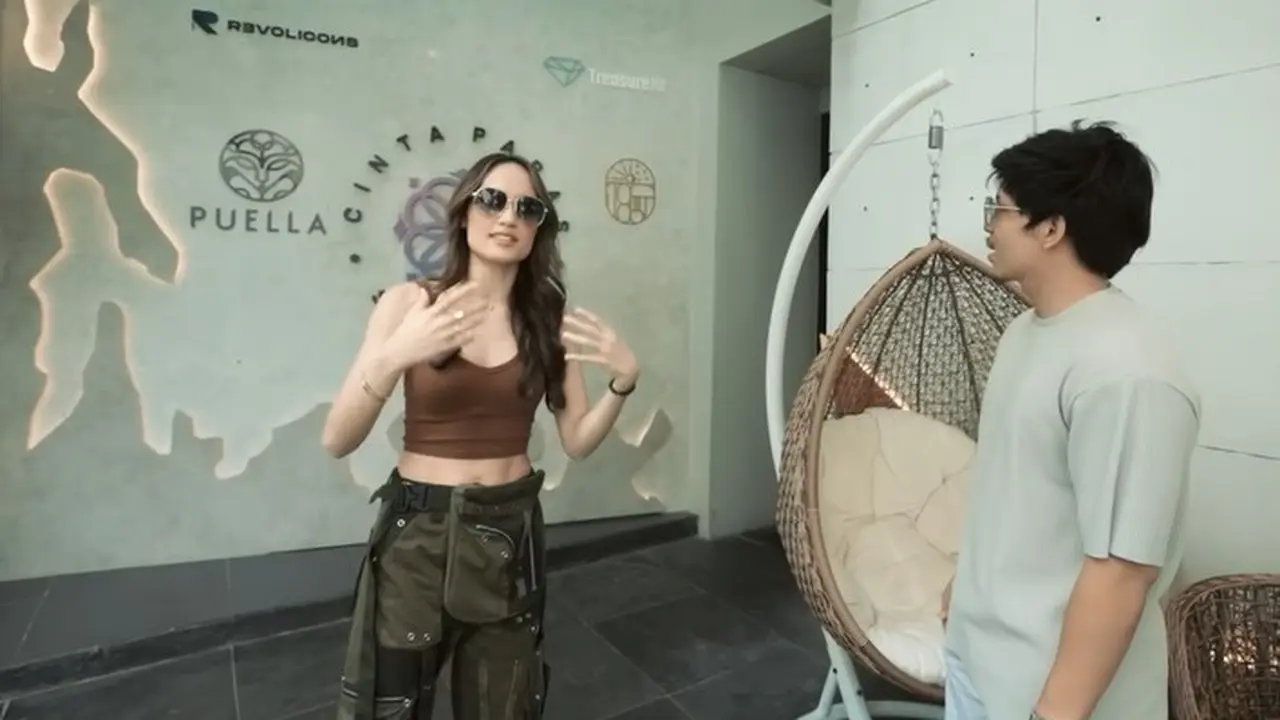 Cinta Laura tunjukkan kantor barunya (YouTube/AH)