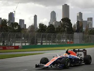 Pebalap Manor Racing asal Indonesia, Rio Haryanto, memacu mobilnya pada sesi latihan kedua di Sirkuit Albert Park, Australia, Jumat (18/3/2016). Pada sesi ini Rio mencatatkan waktu 1 menit 44, 304 detik. (Reuters/Jason Reed)