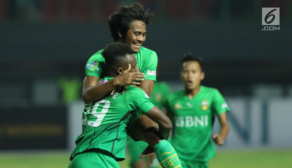 Pemain depan Bhayangkara FC, Ilham Udin Armaiyn merayakan gol ke gawang Arema FC pada lanjutan Liga 1 Indonesia di Stadion Patriot Candrabhaga, Bekasi, Jumat (4/8). Bhayangkara FC unggul 2-1. (Liputan6.com/Helmi Fithriansyah)