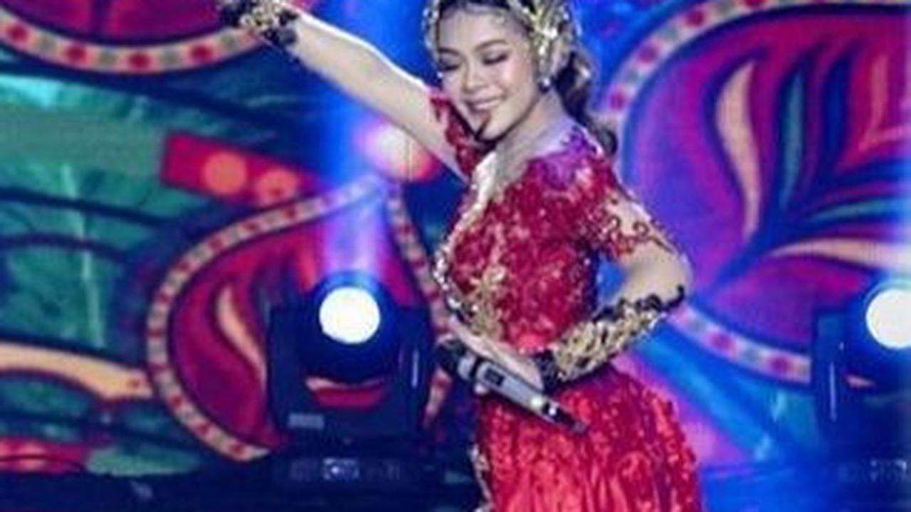 Kebaya Dengan Kombinasi Warna Merah dan Cokelat