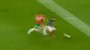 Penyerang Prancis, Kylian Mbappe membawa bola dari kejaran bek Maroko, Achraf Hakimi selama pertandingan semifinal Piala Dunia 2022 di Stadion Al Bayt di Al Khor, Qatar, Kamis (15/12/2022). Prancis menang atas Maroko dengan skor 2-0.  (AP Photo/Hassan Ammar )