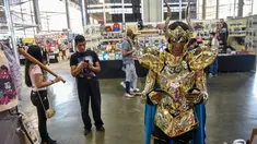 Cosplay mengenakan kostum saint saiya membaca komik selama Comic Con Colombia 2018 di Medellin (16/11). Comic Con Colombia menyatukan penggemar dan pengusaha dari industri hiburan dan permainan berlangsung 16-18 November. (AFP Photo/Joaquin Sarmiento)