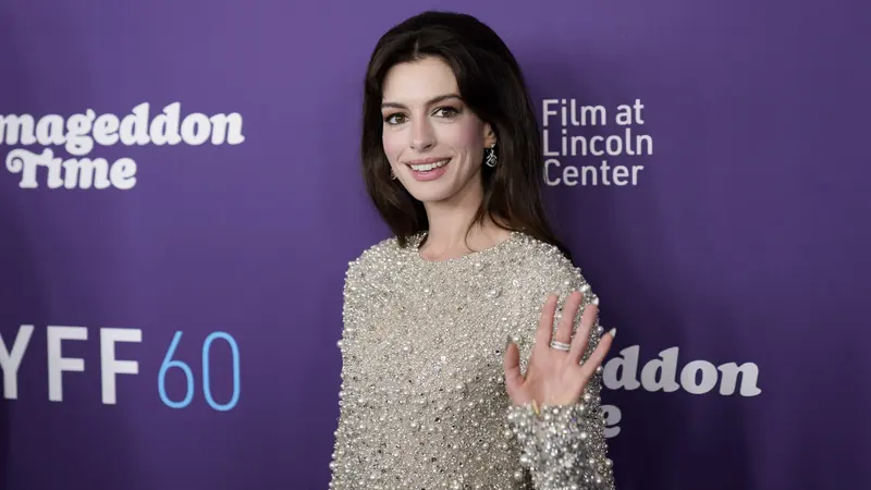 Anne Hathaway Tampil Memesona Kenakan Gaun Manik-Manik Perak di New York Film Festival