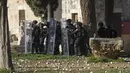 Pasukan keamanan Israel mengambil posisi saat bentrokan dengan demonstran Palestina di Kompleks Masjid Al Aqsa, Kota Tua Yerusalem, 15 April 2022. (AP Photo/Mahmoud Illean)