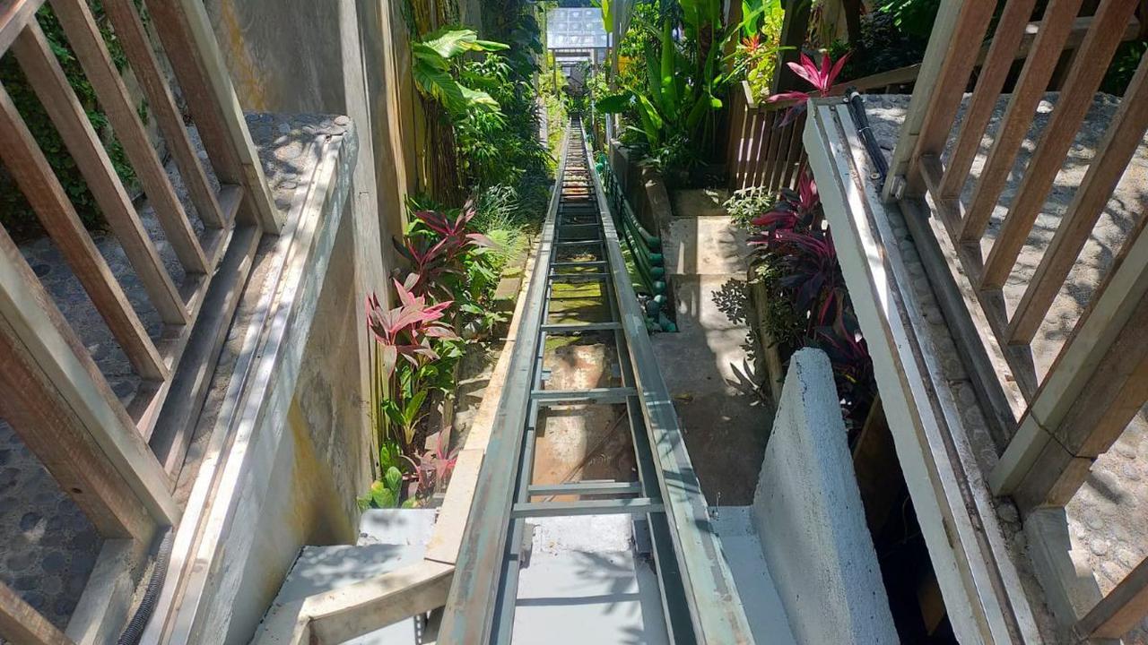 Insiden maut di lift tersebut baru kali ini terjadi sejak digunakan tahun 2016 silam. Lift di Ayu Terrace Resort hanya satu.