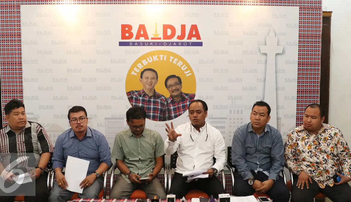 Komunitas Advokat Basuki- Djarot (Kotak Badja) menyampaikan keterangan terkait Buni Yani di Jakarta, Rabu (9/11). Kotak Badja menyatakan Buni Yani pantas dijadikan tersangka dan diproses secara hukum. (Liputan6.com/Immanuel Antonius) 