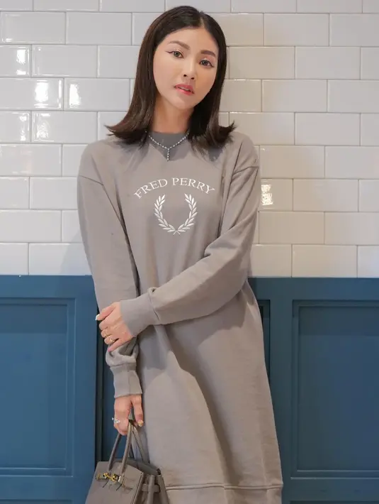 Dalam bergaya, Sarwendah kerap bergaya stylish dan kekinian sebagai penunjang tampilan awet mudanya. @sarwendah29.