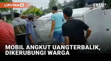 Kecelakaan dialami mobil pengangkut uang di Padang Pariaman, Sumatera Barat (6/1/2023). Mobil terbalik dan membuat uang milik Bank BRI berhamburan. Warga setempat menolong dan mengumpulkan uang yang berserakan.