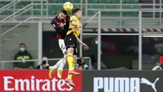 Bek AC Milan, Theo Hernandez (kiri) berebut bola udara dengan gelandang Udinese, Rodrigo De Paul pada pertandigan lanjutan Liga Serie A Italia di stadion San Siro, di Milan, Italia, Kamis (4/3/2021). AC Milan bermain imbang atas Udinese 1-1. (AP Photo/Antonio Calanni)
