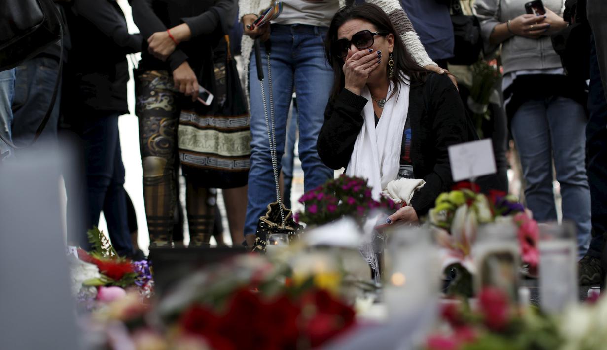 Seorang penggemar menangis di dekat bintang atas nama penyanyi legendaris David Bowie di Hollywood Walk of Fame di Los Angeles, Senin (11/1). Bowie meninggal di usia 69 tahun dan baru saja merilis album ke-25 nya yaitu "Blackstar" (REUTERS/ Mario Anzuoni)