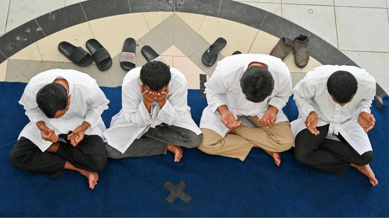 Empat Pria di Aceh Dicambuk Berkali-kali usai Terbukti Main Judi Online