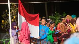 Siswa SD Keputran 2, Yogyakarta, mengenakan busana tradisional saat mengikuti upacara  di halaman sekolah mereka, Kamis (21/4). Upacara tersebut digelar untuk memperingati Hari Kartini yang jatuh setiap 21 April. (Foto: Boy Harjanto)