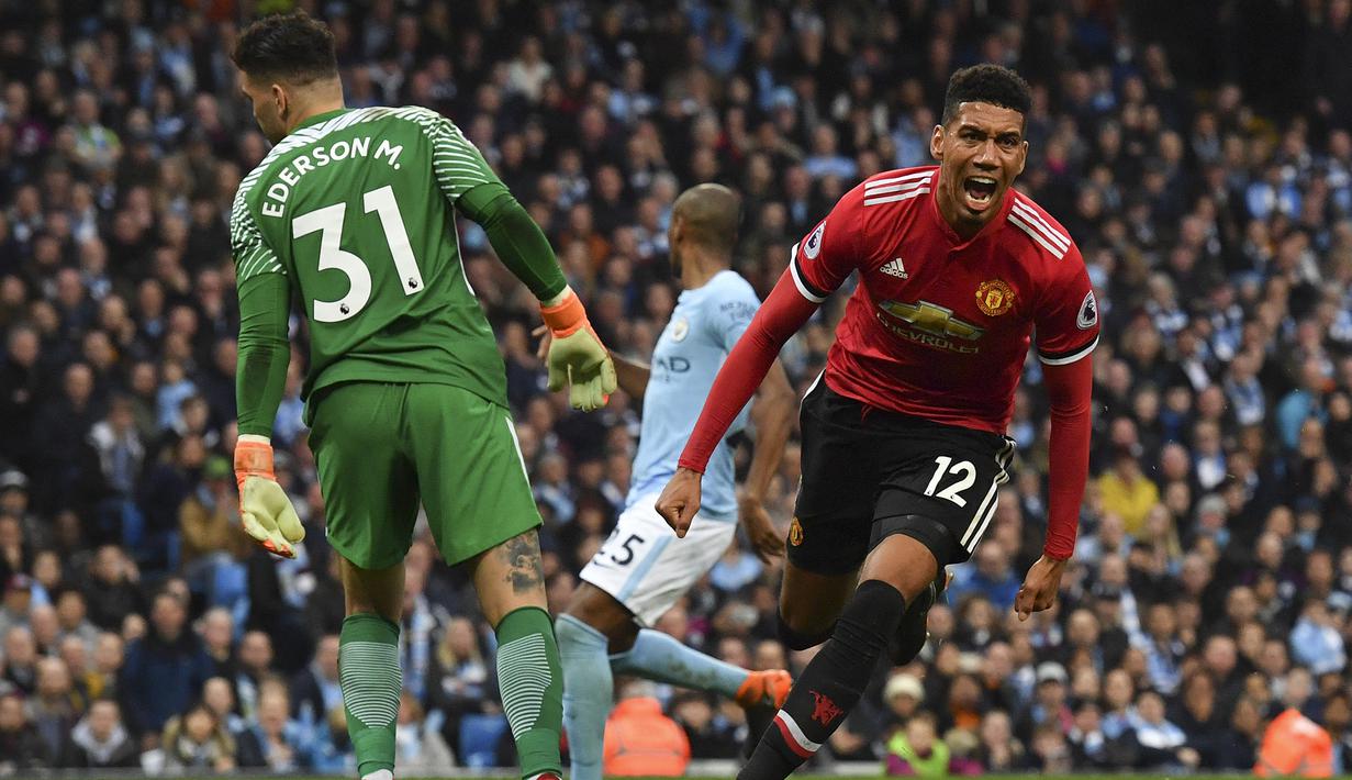 Chris Smalling. Bek tengah Inggris ini didatangkan Manchester United dari Fulham pada 2010/2011 dengan mahar 7 juta pounds. Usai 10 musim dan tampil dalam 323 laga dengan mencetak 18 gol, pada 2020/2021 ia resmi dilepas ke AS Roma dengan biaya senilai 13,5 juta pounds. (Foto: AFP/Ben Stansall)