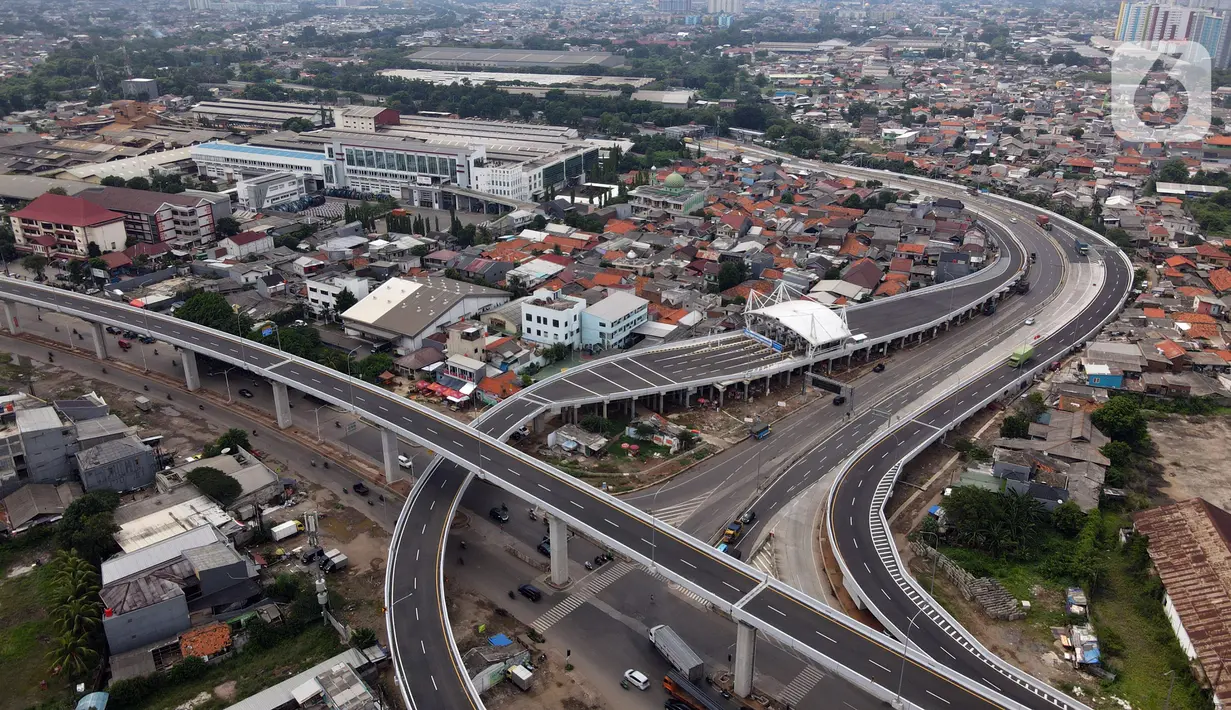 Foto udara Jalan Tol Layang Dalam Kota Kelapa Gading - Pulo Gebang, Jakarta, Sabtu (20/11/2021). Beroperasinya jalan tol tersebut diharapkan dapat meningkatkan pelayanan dan alternatif kepada pengguna dari arah Kelapa Gading menuju Pulo Gebang. (merdeka.com/Imam Buhori)