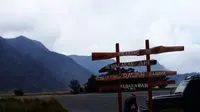 Relawan memasang puluhan papan peringatan untuk menggugah kesadaran pengunjung kawasan wisata Gunung Bromo, Probolinggo, Jawa Timur. (Liputan6.com/Dian Kurniawan)
