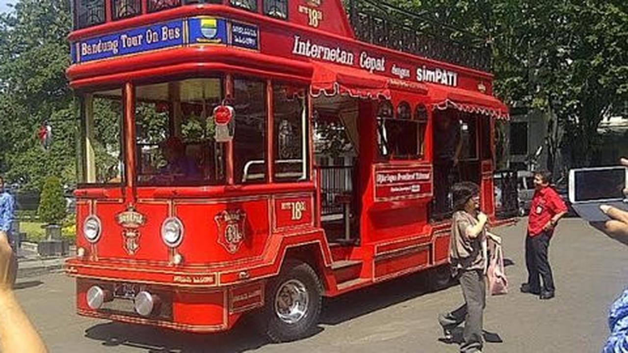 Dialah orang di balik kemudi Bus Bandros