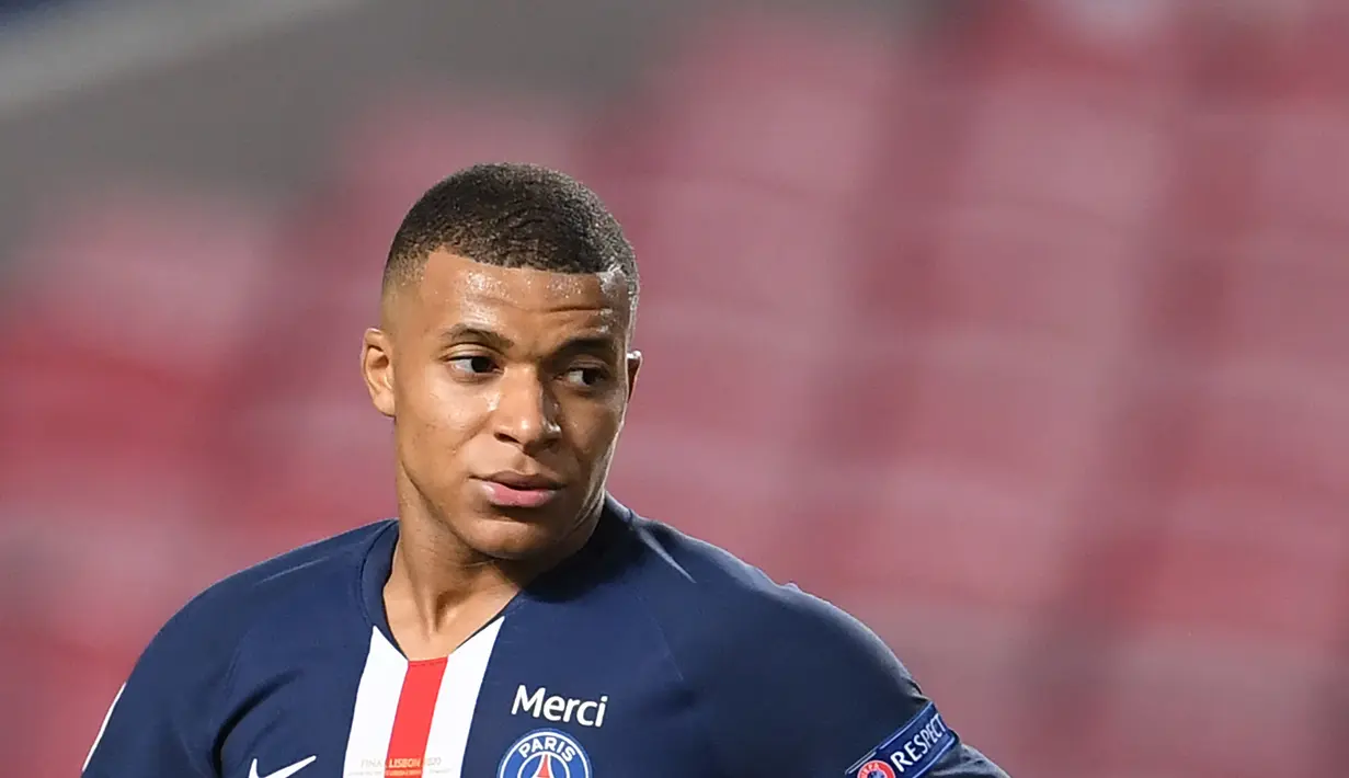 Ekspresi penyerang PSG, Kylian Mbappe setelah pertandingan final Liga Champions melawan Bayern Munchen di stadion Luz di Lisbon, Portugal, Minggu, (23/8/2020). Bayern Munchen menang tipis atas PSG 1-0. (David Ramos/Pool/AFP)