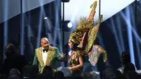 Pada kostum nasional Malaysia di Miss Universe 2019, terdapat sederet kue tradisional yang di antaranya adalah onde-onde dan kue lapis. (dok. PARAS GRIFFIN / GETTY IMAGES NORTH AMERICA / AFP)