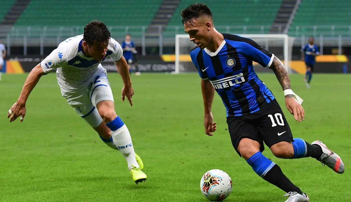 Penyerang Inter Milan, Lautaro Martinez, berebut bola dengan pemain Brescia pada laga lanjutan Serie A pekan ke-29 di Giuseppe Meazza, Kamis (2/7/2020) dini hari WIB. Inter Milan menang 6-0 atas Brescia. (AFP/Miguel Medina)