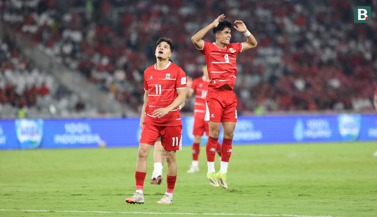Ekspresi kecewa pemain Timnas Indonesia, Ramadhan Sananta (kanan) dan Ragnar Oratmangoen setelah gagal mencetak gol ke gawang Bulgaria dalam laga final FIFA Series 2026 di Stadion Utama Gelora Bung Karno (SUGK), Senayan, Jakarta, Senin (30/03/2026). (Bola.com/M Iqbal Ichsan)