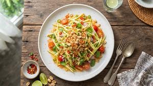 Resep Salad Mangga ala Thailand yang Segar dan Mudah Dibuat di Rumah