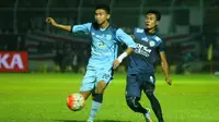 Dendy Sulistyawan (kiri) kesulitan lepas dari kawalan ketat Ahmad Alfarizi dkk. saat bertanding melawan Arema (6/11/2016). (Bola.com/Iwan Setiawan)