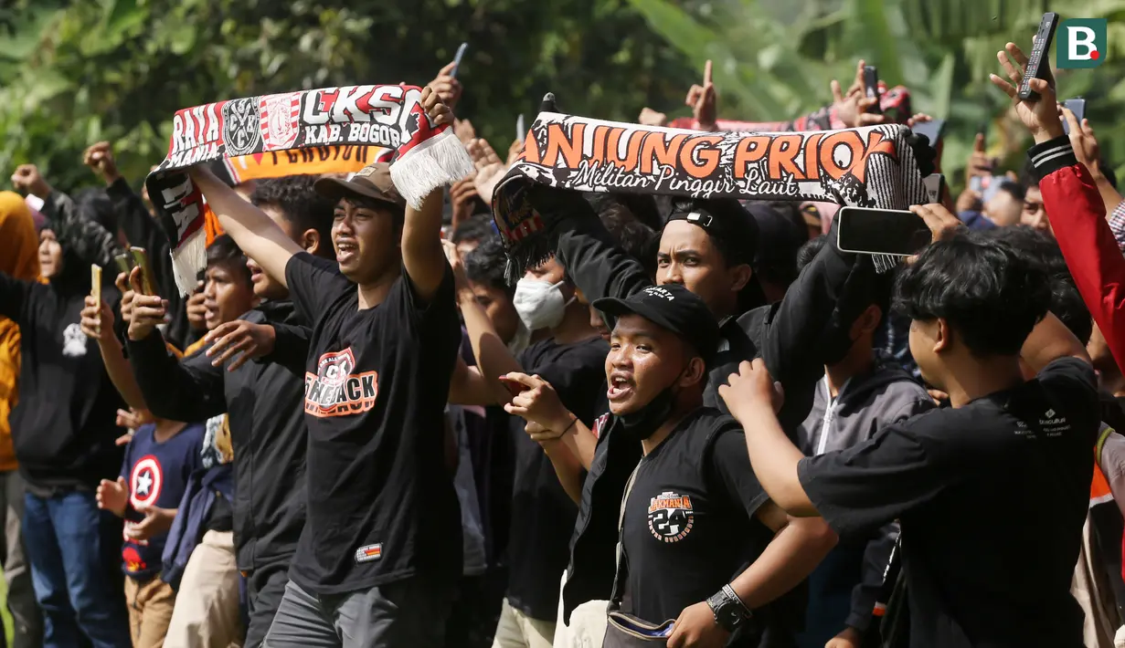 The Jakmania tampak antusias menyaksikan klub kesayangannya berlatih jelang bergulirnya BRI Liga 1 2022/2023. (Bola.com/M Iqbal Ichsan)