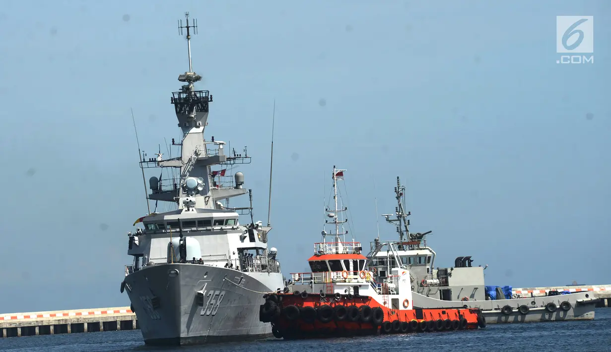 Kapal perang KRI Jhon Lie 358 saat di Dermaga Sunda Pondok Dayung, Jakarta, Jumat (13/4). TNI AL Komando Armada Barat (Koarmabar) menerima dua kapal perang alih bina dari Koarmatim. (Merdeka.com/Imam Buhori)