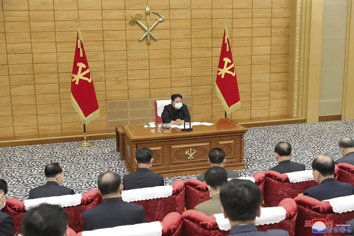 Pemimpin Korea Utara Kim Jong Un (atas) menghadiri pertemuan tentang strategi anti-virus di Pyongyang, Korea Utara Sabtu, 14 Mei 2022. (KCNA/AP)