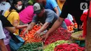 Aktivitas pedagang di pasar Senen, Jakarta, Jumat (23/12/2022). Penjabat (Pj) Gubernur DKI Jakarta, Heru Budi Hartono menjelaskan, menghadapi Natal 2022 dan Tahun Baru 2023, Pemprov DKI Jakarta terus meningkatkan sinergi untuk menjaga ketahanan pangan. Dia pun memastikan bahwa pasokan kebutuhan pangan yang berkualitas untuk masyarakat Jakarta dalam kondisi stabil, serta harga pangan tetap terjaga dan terjangkau oleh masyarakat Jakarta. (Liputan6.com/Angga Yuniar)
