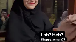 Tak hanya itu, Happy Asmara diketahui ikut meramaikan acara Sholawatan. Penampilan pelantun lagu “Ngopi Maszeh” itu bikin pangling saat mengenakan hijab syari dan gamis panjang. Saat mengenakan pakaian serba hitam ini, Happy Asmara seketika jadi sorotan peserta Sholawatan. (Liputan6.com/IG/happy_asmara77)