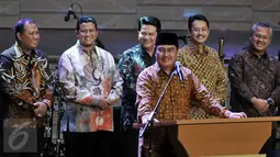 Ketua DKPP Jimly Assidiqie memberi sambutan di acara Bawaslu Award, Jakarta, Senin (29/2/2016). Bawaslu Award diberikan kepada individu atau lembaga yang secara konsisten bekerja dan berpartisipasi dalam mensukseskan Pilkada 2015.(Liputan6.com/JohanTallo)