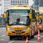 Bus sekolah terparkir di Kawasan Stasiun Sudirman, Jakarta, Jumat (19/6/2020). Dishub DKI Jakarta telah mengerahkan 50 armada bus sekolah untuk membantu mengurai lonjakan penumpang KRL yang ditempatkan di lima stasiun Tanah Abang, Manggarai, Juanda, Sudirman dan Tebet. (Liputan6.com/Faizal Fanani)