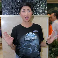 "Kebetulan tahun ini saya dapat tugas, kerja, nge-MC di luar negeri sama Bekti juga deh kalau enggak salah. Ya, yang dekat-dekat saja deh ke Jepang, haha," ujar Indy di Exodus, Kuningan City, Jakarta Selatan, Kamis (30/6/2016). (Andy Masela/Bintang.com)